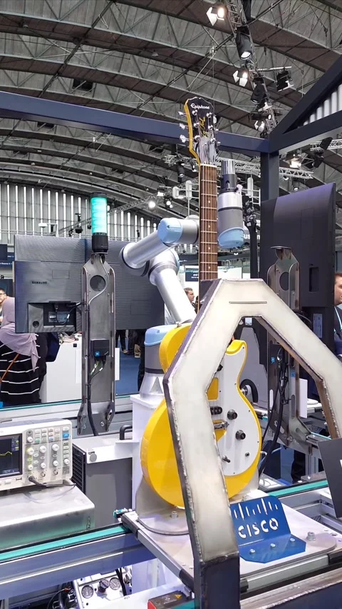 Futuristic Robot Guitar Tuning | Cisco Live 2026 Amsterdam 스톡 동영상 329588659