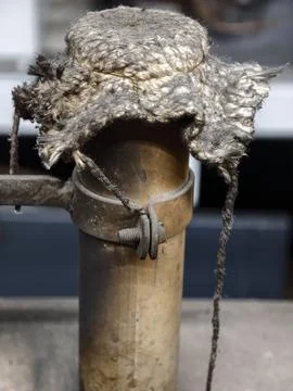 Fuzzy hat on fire hydrant in urban setting close-up odd and humorous scene .. 스톡 사진