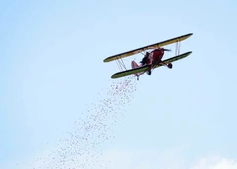 G-Hatz Fixed wing single engine propeller plane makes poppy drop Foto stock