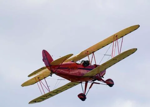 G-Hatz Fixed wing single engine propeller plane makes poppy drop Foto stock