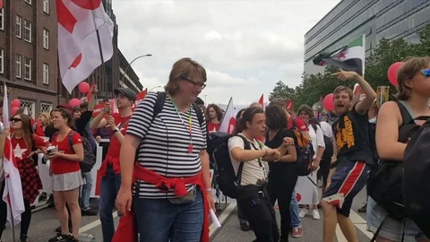 G20 demonstration Hamburg 2017, demonstrators dance, SP banner, Die Linke Partei Vidéo 77697692