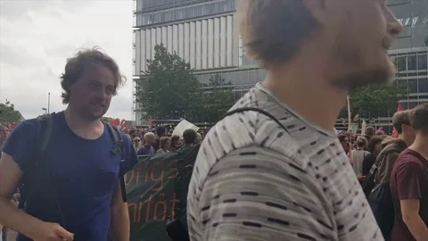 G20 demonstration Hamburg 2017, demonstrators walk, free trade banner, signs Vídeos de archivo 77703733