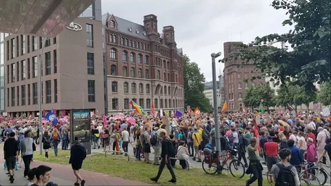 G20 demonstration Hamburg 2017, massive demonstrator crowd with flags and signs 스톡 동영상 77705283