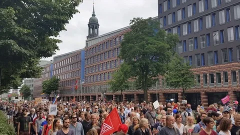 G20 demonstration Hamburg 2017, massive demonstrator crowd marches, flags, signs Видео 77950749
