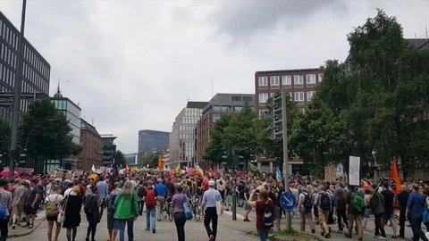 G20 demonstration Hamburg 2017, massive protestor crowd marches, shot from back 스톡 동영상 77952057