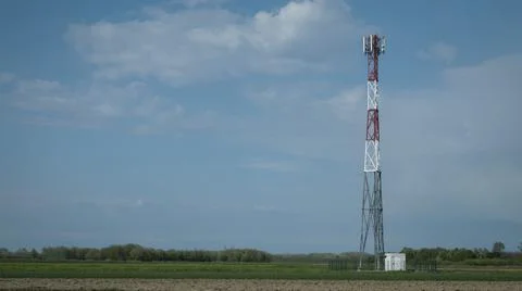 G5 cell phone tower base station against blue sky with clouds Foto stock