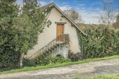 Gabel end of a building with steps and a doorway Stock Photos