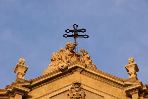 Gable Figures Angels Evening light Cross Cathedral Catania Old Town Baroque Old Foto stock