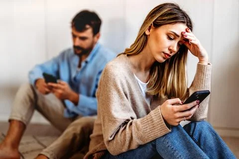 Gadget addiction and relationship problems. Couple with smartphones ignorin.. 스톡 사진