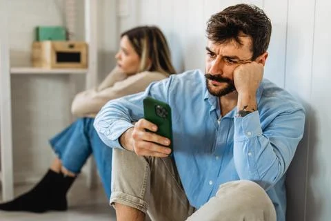 Gadget addiction and relationship problems. Couple with smartphones ignorin.. Foto stock