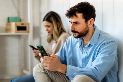 Gadget addiction and relationship problems. Couple with smartphones ignorin.. Fotos de archivo