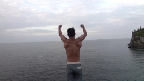 Gainer Ciff Jump From Behind into Water Shot in Slow Motion Vídeos de archivo 80072322