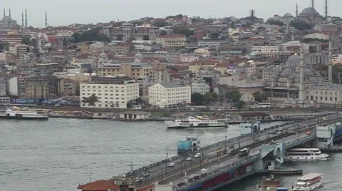 Galata bridge crosses the Bosphorus river with mosques and buildings in backer 動画素材 56432982