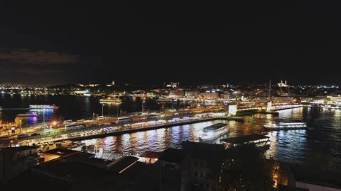 Galata Bridge Night Timelapse with Ferries and Istanbul Skyline Stockbeeldmateriaal 335411356