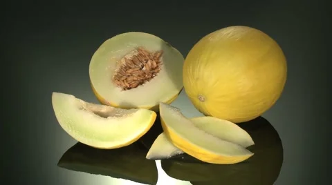  GALIA MELON  BEING PREPARED  ON A KITCHEN WORKTOP Vidéo 59006390