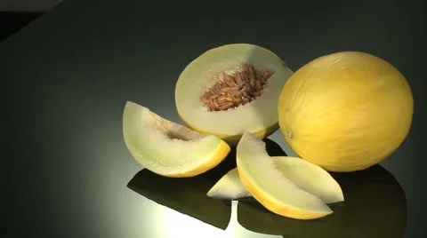 GALIA MELON  BEING PREPARED  ON A KITCHEN WORKTOP Vidéo 59006433