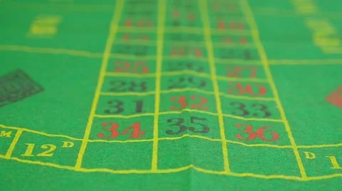Gambling chips falling in SLOWMOTION an a roulette table Vidéo 65495522