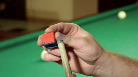 Game of billiards. Billiard player rubbing the snooker cue with chalk. 4K Vidéo 109452773