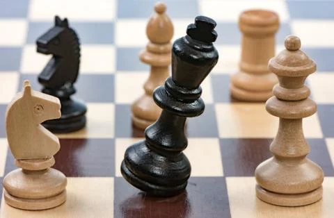 Game of chess with a falling king Foto stock