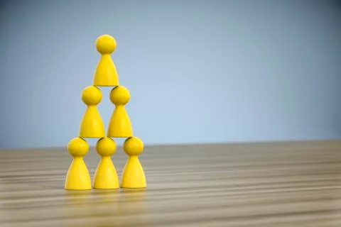 Game figures building a pyramid Ilustración de archivo