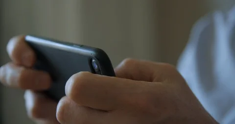 Game playing on smartphone Vídeo Stock 106367412