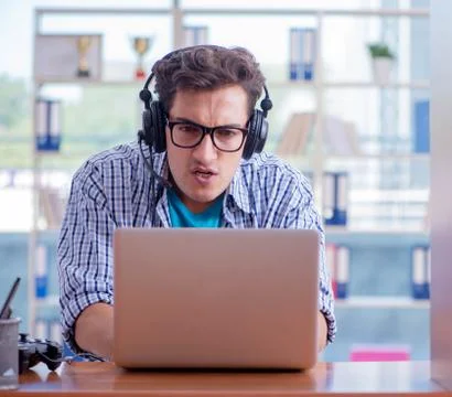 Gamer addict playing computer games at home Foto stock