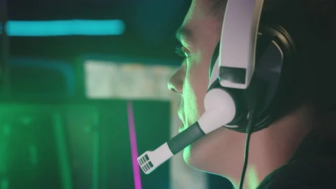 The gamer communicates with the team on the headset Видео 149288078