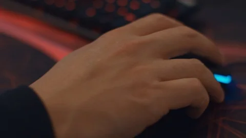 Gamer Grabs Gaming Mouse 스톡 동영상 112052591