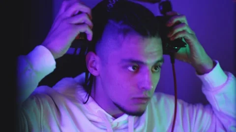 The gamer puts on a headset with a microphone and starts playing Vidéo 140378655