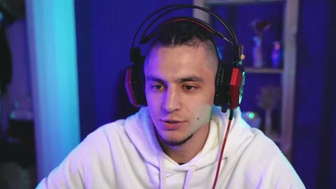 Gamer talking through a headset with a microphone Vidéo 143374154