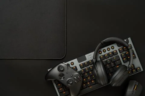 Gaming concept on black background with computer keyboard and joystick Foto stock