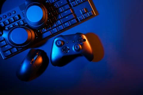 Gaming concept on black background with computer keyboard and joystick Foto stock