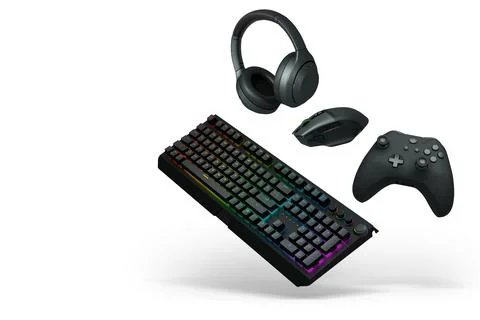 Gaming keyboard, mouse, controller, headset, and smartphone isolated on white Illustrazione stock