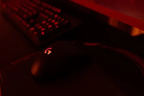 Gaming mouse Logitech G403 with red logo, Logitech G413 led keyboard Foto stock