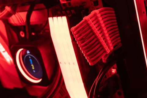Gaming pc interior with glowing red liquid cooling and ram Foto stock