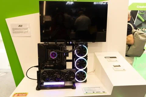 Gaming PC setup with liquid cooling system display Stockfoto's