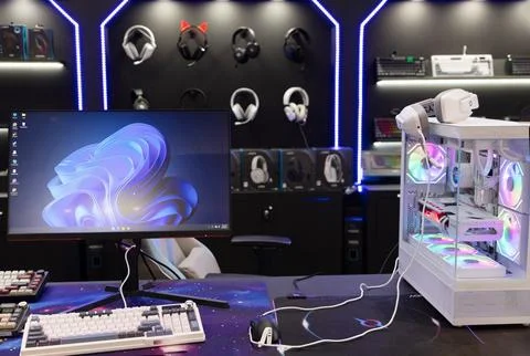 Gaming setup with computer and colorful accessories Foto stock