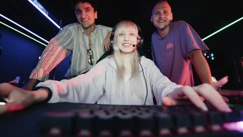 Gaming team playing video games in a computer club 库存影片 342132191
