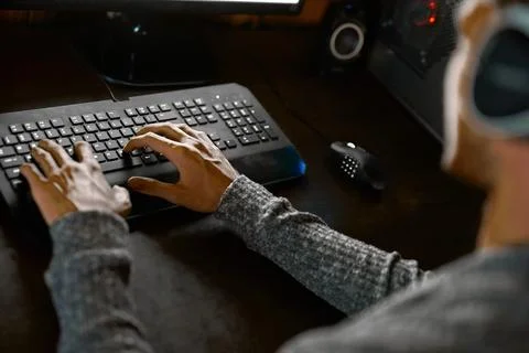 In the gaming zone. a young man using a computer at home. Foto stock
