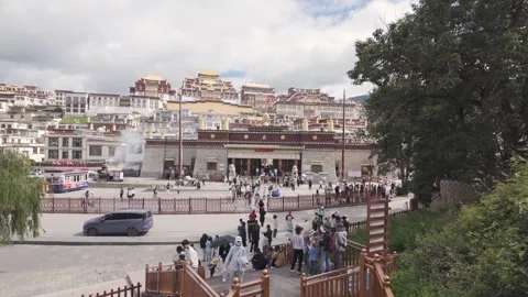 Ganden Sumtseling Monastery complex with Tibetan architecture in Shangri La 動画素材 335274069