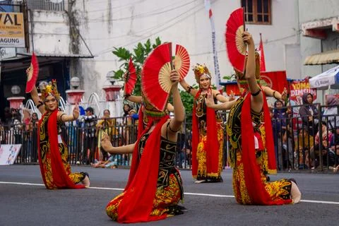 Gandrung dance from Banyuwangi, East Java, at 4th BEN Carnival Foto stock