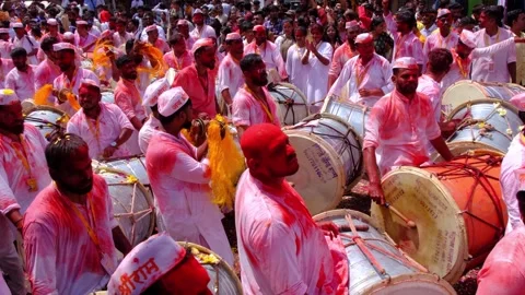 Ganesh immersion procession, Dhol tasha pathak playing traditional dhol Vidéo 252011853