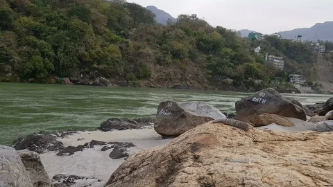 Ganga river flow in Uttarakhand Vídeo Stock 106712775