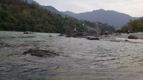 Ganga river flow in Uttarakhand Vídeo Stock 106712979