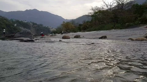 Ganga river flow in Uttarakhand Vídeo Stock 106714002