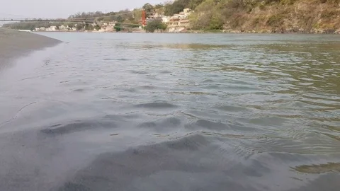 Ganga river flow in Uttarakhand Vídeo Stock 106714072
