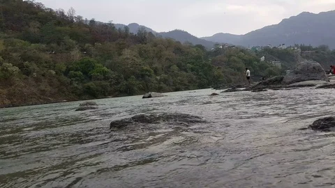 Ganga river flow in Uttarakhand Vídeo Stock 106714349