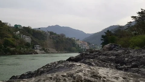 Ganga river flow in Uttarakhand Vídeo Stock 106714564