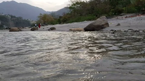 Ganga river flow in Uttarakhand Vídeo Stock 106714580