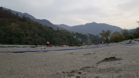 Ganga river flow in Uttarakhand Vídeo Stock 106715125
